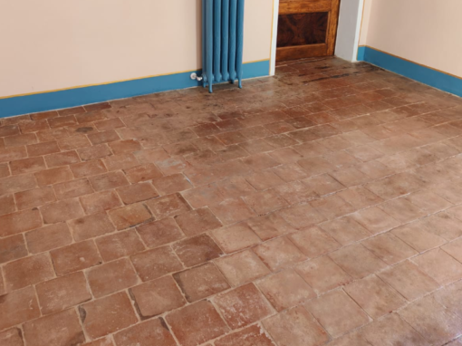 Pulizia pavimenti in cotto e cementine in cascinale del Monferrato