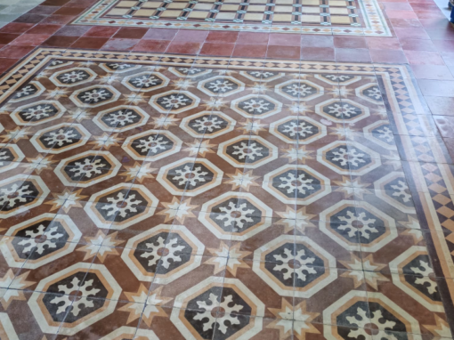 Pulizia pavimento in cementine di un ristorante